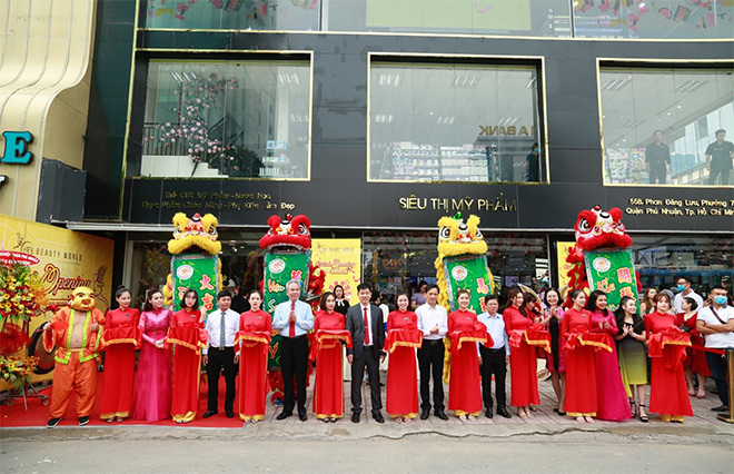 TP.HCM: Dòng người nô nức xếp hàng mua mỹ phẩm chính hãng ngày khai trương - 2