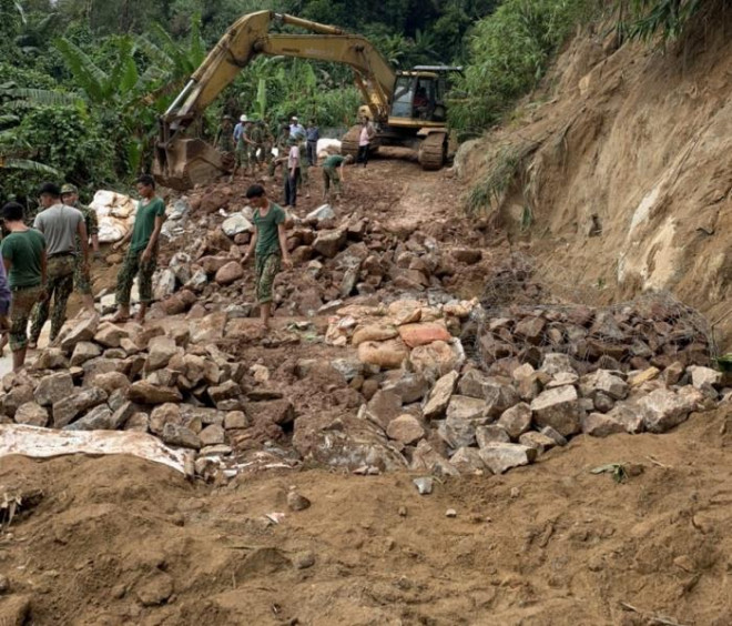 "Tranh thủ trời tạnh để sớm tìm thấy các nạn nhân còn lại tại Rào Trăng 3" - 4