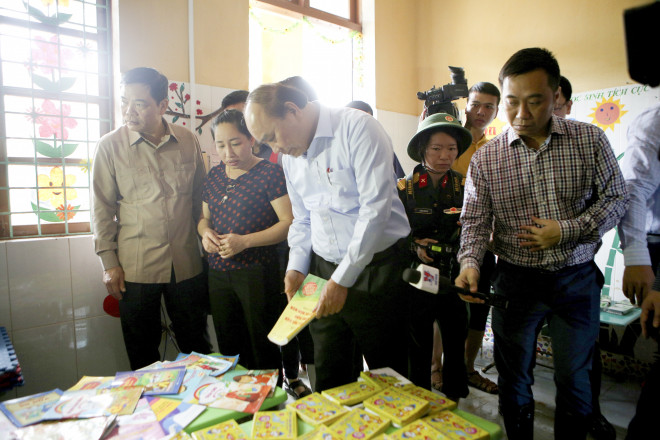 Hình ảnh Thủ tướng Nguyễn Xuân Phúc thăm hỏi, động viên nhân dân rốn lũ Quảng Bình - 3