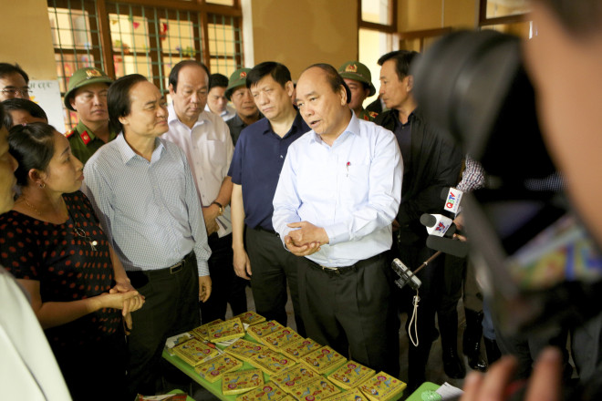 Hình ảnh Thủ tướng Nguyễn Xuân Phúc thăm hỏi, động viên nhân dân rốn lũ Quảng Bình - 4