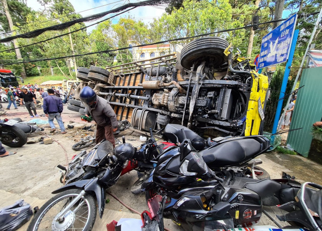 Xe chở bia nghi quên kéo thắng tay ủi bay 17 xe máy trên đường - 2
