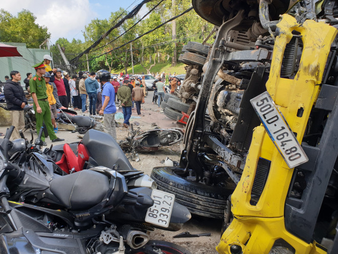 Xe chở bia nghi quên kéo thắng tay ủi bay 17 xe máy trên đường - 3