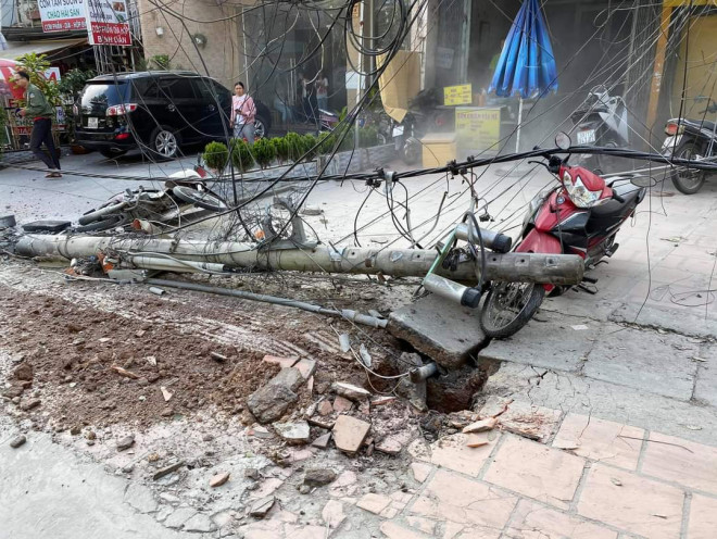 Xe chở bia nghi quên kéo thắng tay ủi bay 17 xe máy trên đường - 5