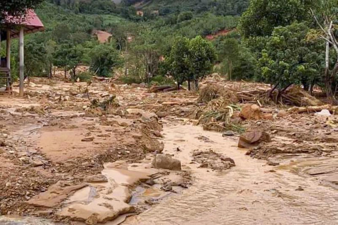 Cảnh tan hoang sau lũ ở Hướng Việt sau 1 tuần bị cô lập - 2