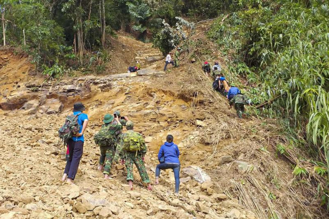 Cảnh tan hoang sau lũ ở Hướng Việt sau 1 tuần bị cô lập - 3