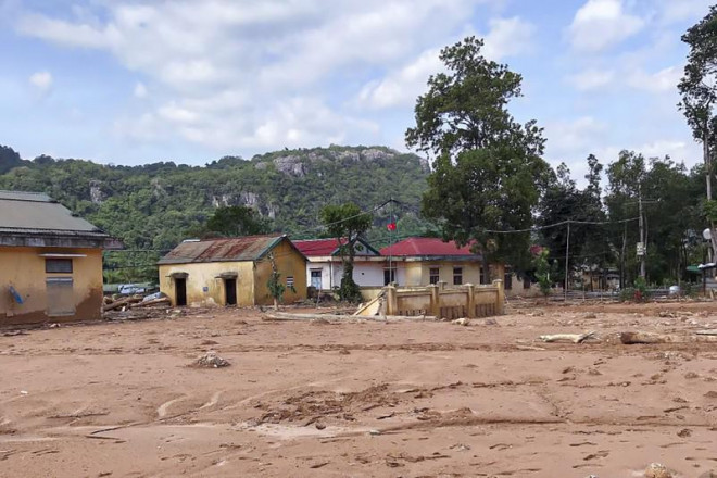 Cảnh tan hoang sau lũ ở Hướng Việt sau 1 tuần bị cô lập - 4