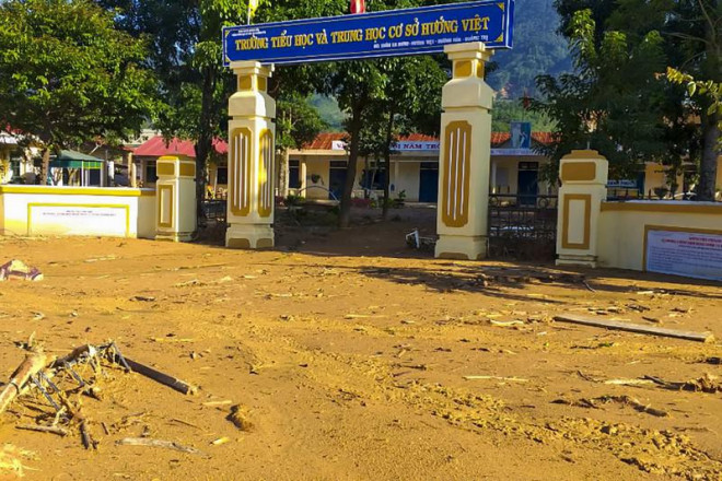 Cảnh tan hoang sau lũ ở Hướng Việt sau 1 tuần bị cô lập - 9