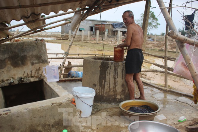 12 ngày không điện, không nước và không cơm của xóm nghèo bị cô lập hoàn toàn trong lũ - 3