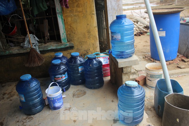 12 ngày không điện, không nước và không cơm của xóm nghèo bị cô lập hoàn toàn trong lũ - 4