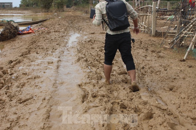 12 ngày không điện, không nước và không cơm của xóm nghèo bị cô lập hoàn toàn trong lũ - 5