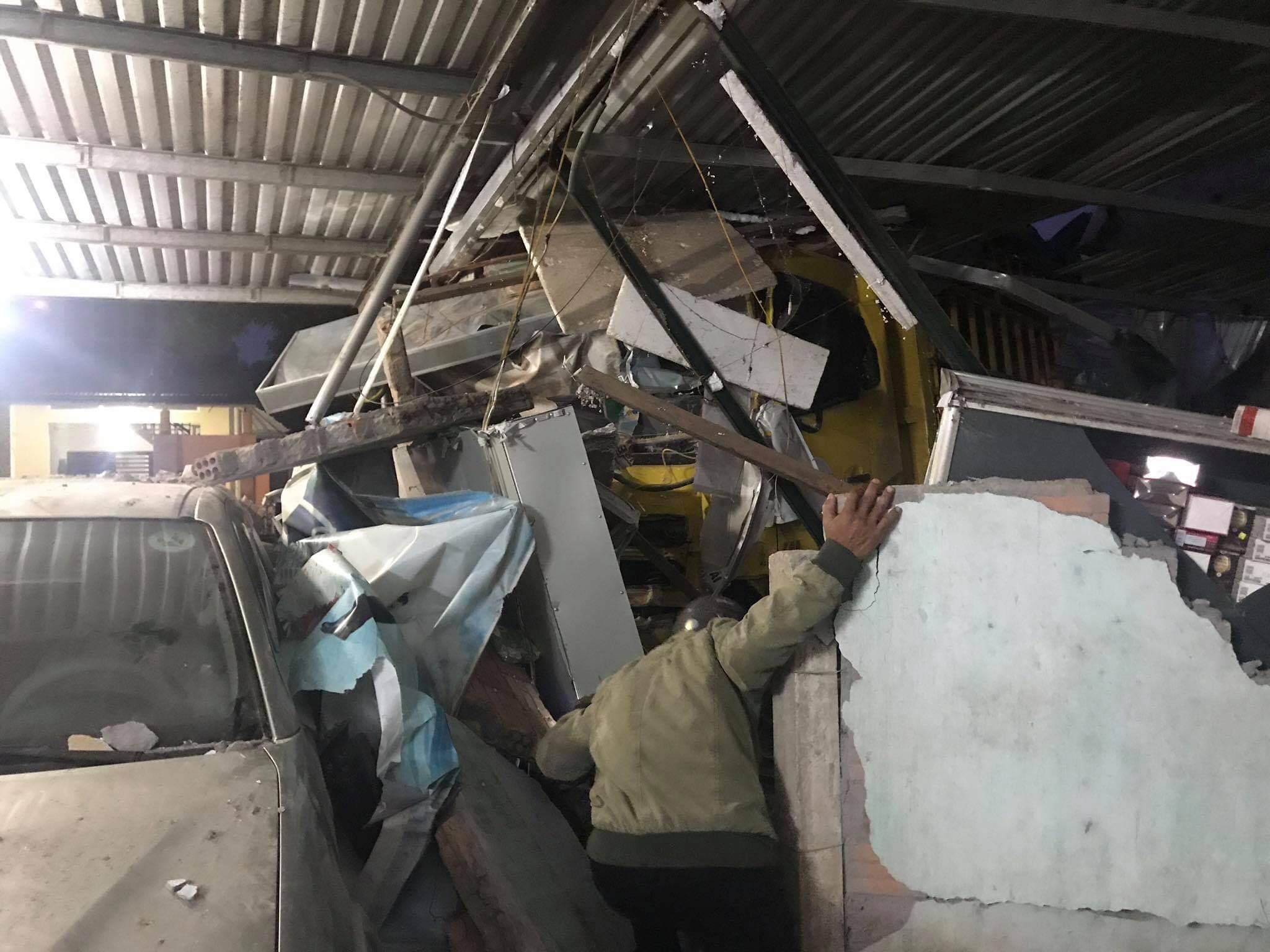 Quảng Ngãi: Ô tô tải lao vào nhà dân, 3 người chết, nhiều người bị thương - 7