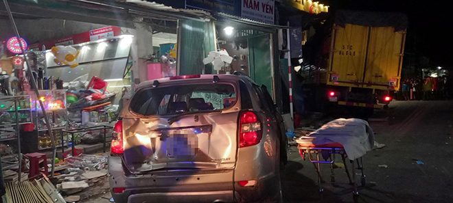 Quảng Ngãi: Ô tô tải lao vào nhà dân, 3 người chết, nhiều người bị thương - 4