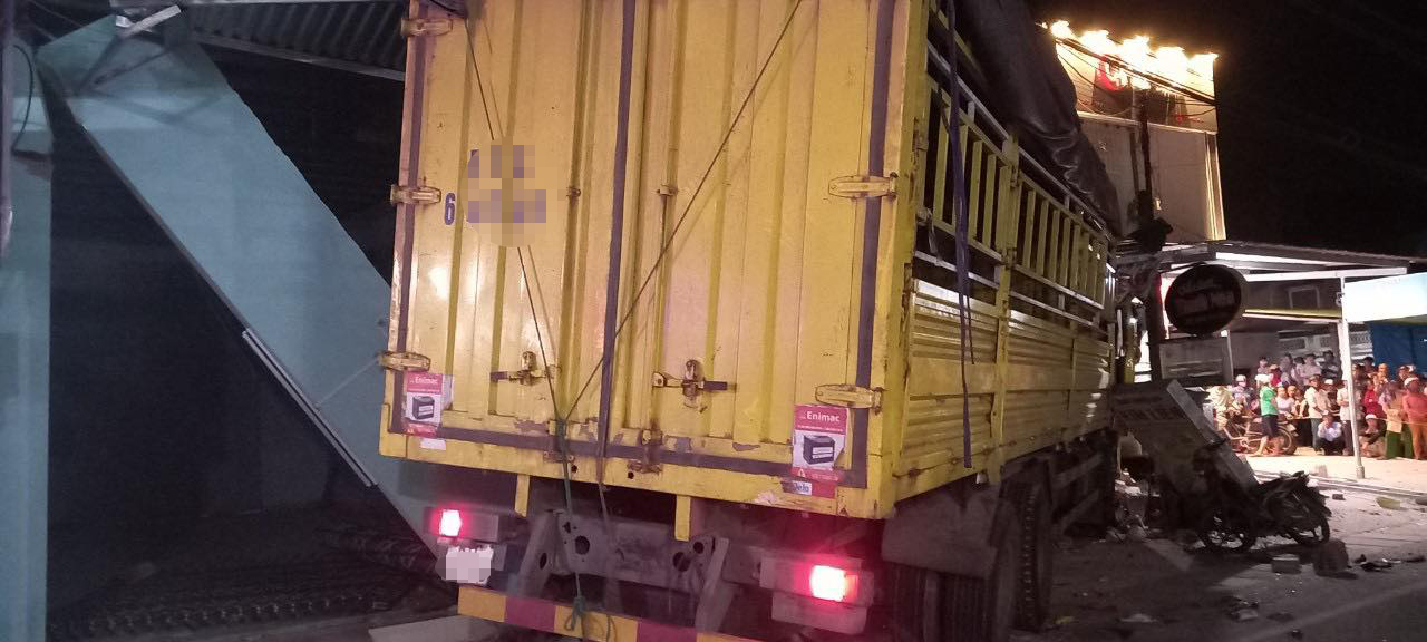 Quảng Ngãi: Ô tô tải lao vào nhà dân, 3 người chết, nhiều người bị thương - 2