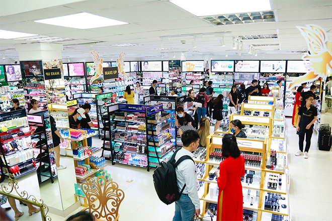 TP.HCM: Dòng người nô nức xếp hàng mua mỹ phẩm chính hãng ngày khai trương - 6