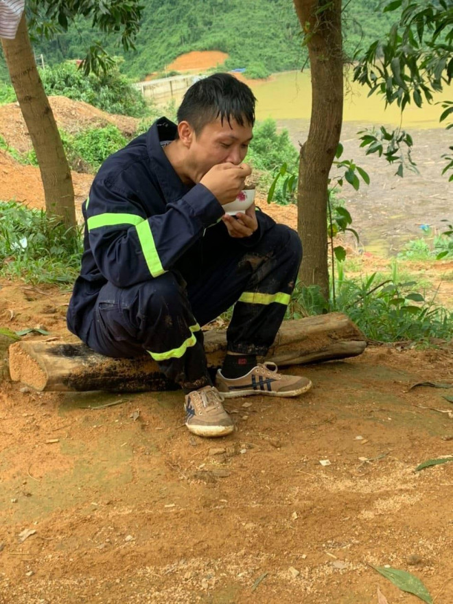 Chùm ảnh, Clip: Gian nan tìm kiếm 17 công nhân mất tích Rào Trăng 3 - 8