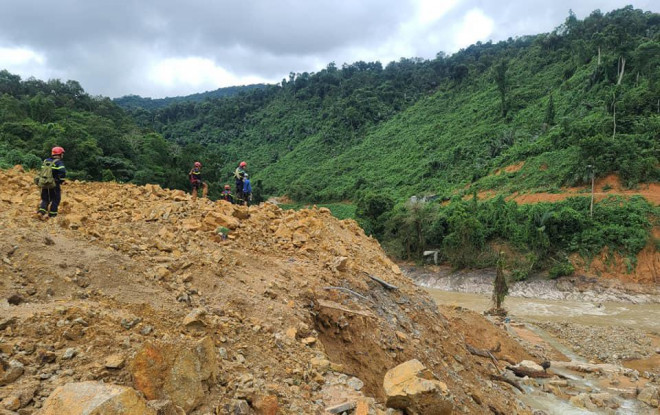 Chùm ảnh, Clip: Gian nan tìm kiếm 17 công nhân mất tích Rào Trăng 3 - 11