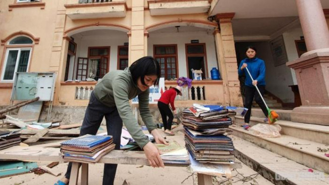 Về nơi rốn lũ "lên nhanh, rút chậm", người dân bị ngập trôi hết tài sản - 9