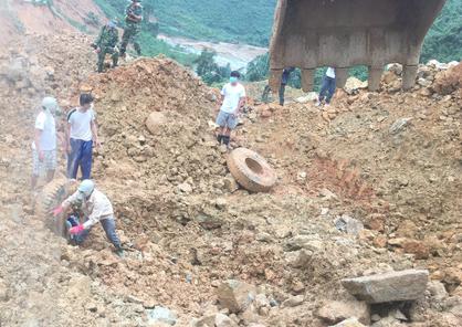 Chùm ảnh, Clip: Gian nan tìm kiếm 17 công nhân mất tích Rào Trăng 3 - 13