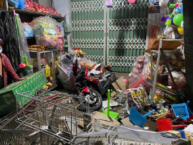 Hiện trường vụ xe tải tông vào nhà dân ở Quảng Ngãi, làm nhiều người chết - 11