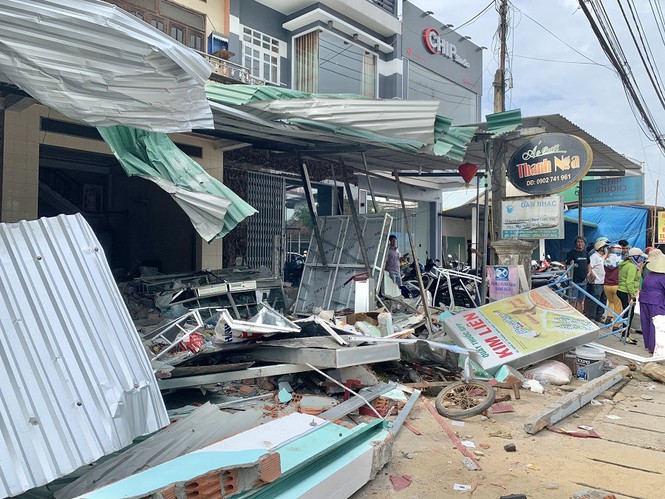 Lời kể hãi hùng của chủ tiệm thuốc thoát chết trong vụ xe điên tông nhiều nhà dân - 3