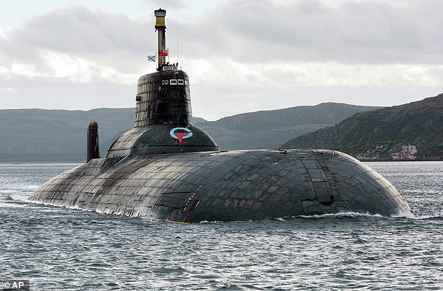 Tàu ngầm hạt nhân Nga áp đảo tàu ngầm Anh ở ngay sân sau của đối phương - 1