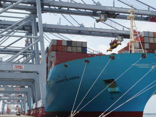 Tin tức trong ngày - Cận cảnh &quot;siêu tàu&quot; container cập cảng Quốc tế Cái Mép