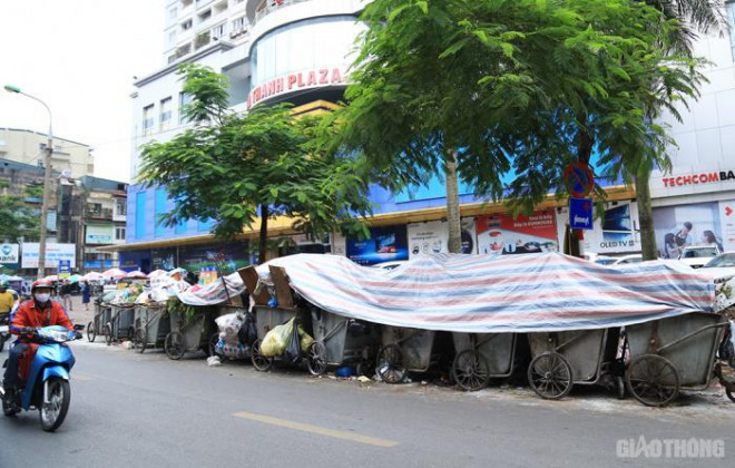 Cận cảnh đường phố Hà Nội &#34;ngập&#34; rác thải sau 2 ngày bãi Nam Sơn bị chặn - 1