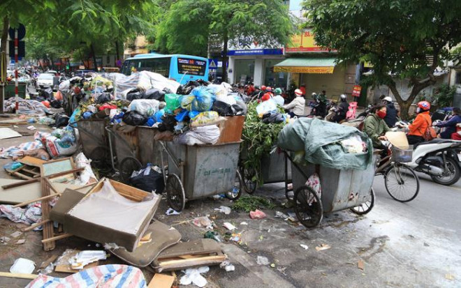 Cận cảnh đường phố Hà Nội "ngập" rác thải sau 2 ngày bãi Nam Sơn bị chặn - 2