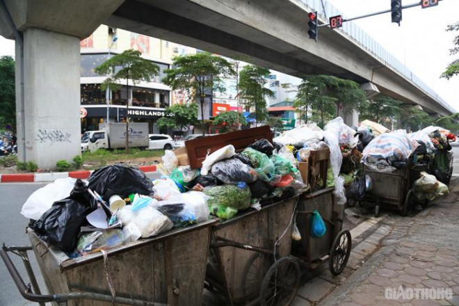 Cận cảnh đường phố Hà Nội "ngập" rác thải sau 2 ngày bãi Nam Sơn bị chặn - 4