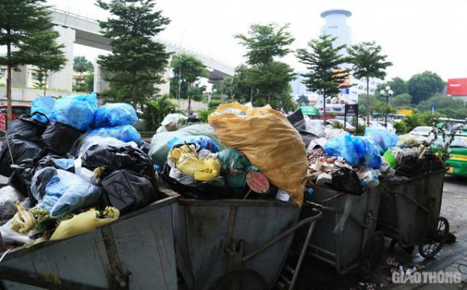 Cận cảnh đường phố Hà Nội "ngập" rác thải sau 2 ngày bãi Nam Sơn bị chặn - 6