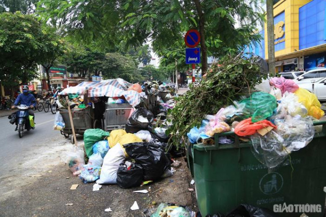 Cận cảnh đường phố Hà Nội "ngập" rác thải sau 2 ngày bãi Nam Sơn bị chặn - 3