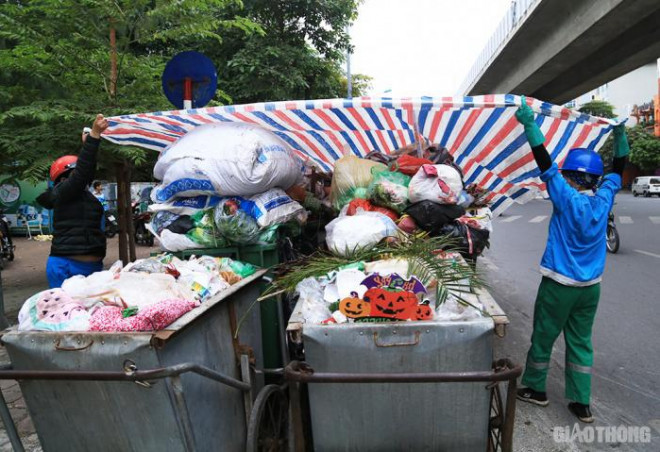 Cận cảnh đường phố Hà Nội "ngập" rác thải sau 2 ngày bãi Nam Sơn bị chặn - 5