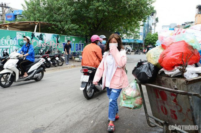 Cận cảnh đường phố Hà Nội "ngập" rác thải sau 2 ngày bãi Nam Sơn bị chặn - 10