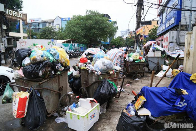 Cận cảnh đường phố Hà Nội "ngập" rác thải sau 2 ngày bãi Nam Sơn bị chặn - 11