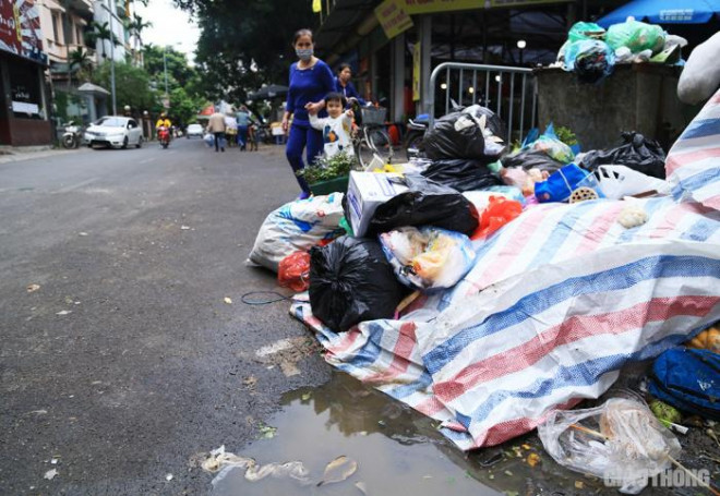 Cận cảnh đường phố Hà Nội "ngập" rác thải sau 2 ngày bãi Nam Sơn bị chặn - 8