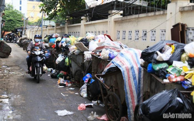Cận cảnh đường phố Hà Nội "ngập" rác thải sau 2 ngày bãi Nam Sơn bị chặn - 9
