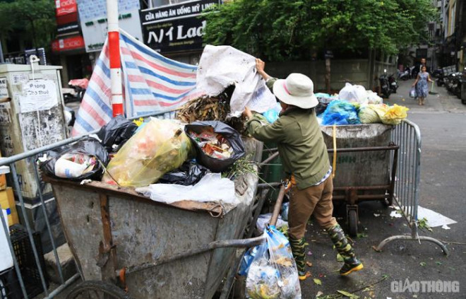 Cận cảnh đường phố Hà Nội "ngập" rác thải sau 2 ngày bãi Nam Sơn bị chặn - 7