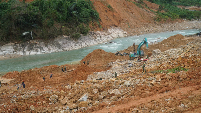 Sạt lở đất khiến 17 công nhân mất tích: Chủ đầu tư Thủy điện Rào Trăng 3 lên tiếng - 1