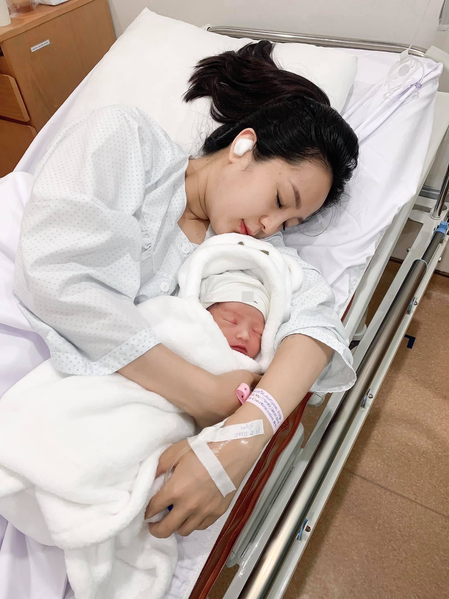 Mỹ nữ làng tiếp viên hàng không tạm nghỉ bay kết hôn, tuyên bố "đi đẻ cũng phải xinh" - 2