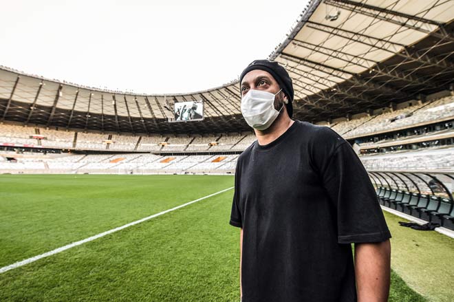 Ronaldinho nối gót Ronaldo mắc Covid-19: Vận đen tiếp tục đeo bám - 1