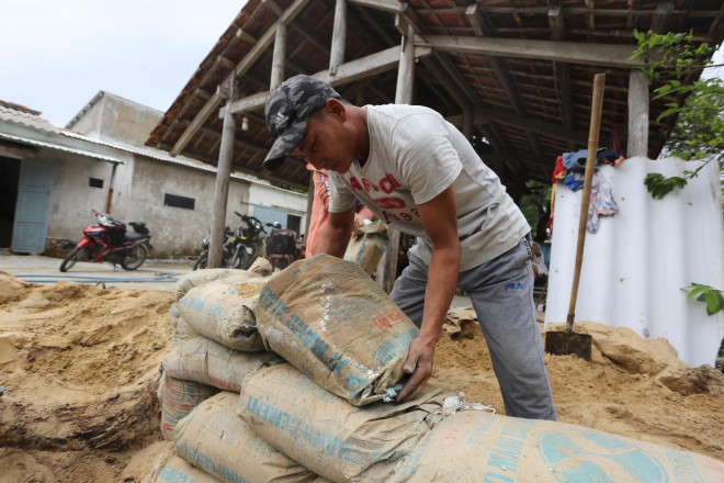 Người dân Quảng Nam đào hầm tránh bão số 9 - 3