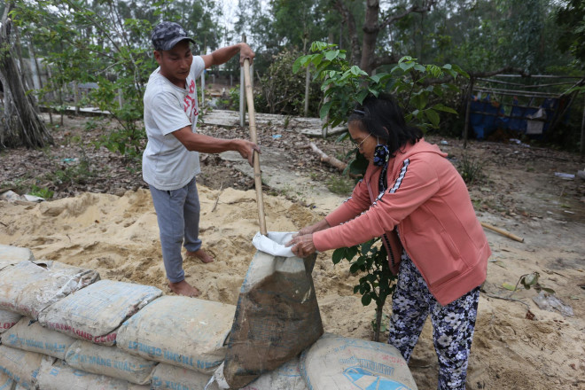 Người dân Quảng Nam đào hầm tránh bão số 9 - 2