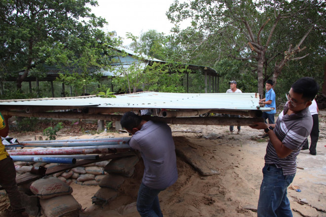 Người dân Quảng Nam đào hầm tránh bão số 9 - 7