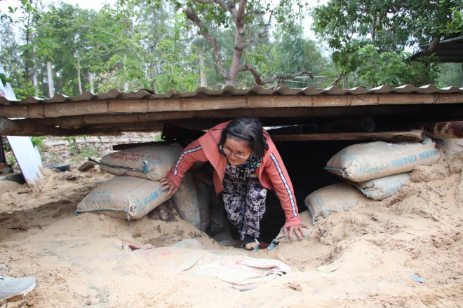 Người dân Quảng Nam đào hầm tránh bão số 9 - 12