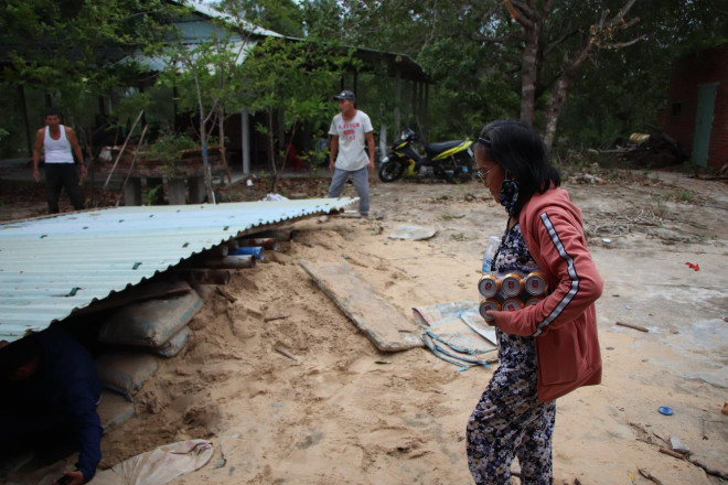 Người dân Quảng Nam đào hầm tránh bão số 9 - 15