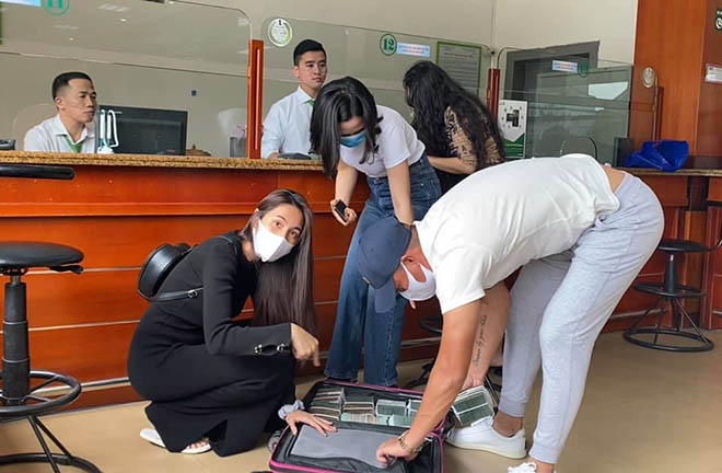 Công Vinh bảo vệ Thuỷ Tiên mang vali tiền đi cứu trợ ở miền Trung - 1