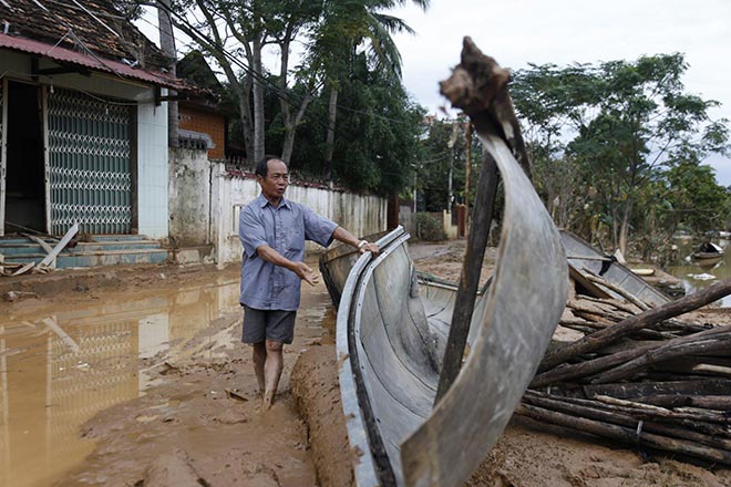 Người đàn ông cứu 100 người trong cơn lũ được tặng một chiếc thuyền mới - 2
