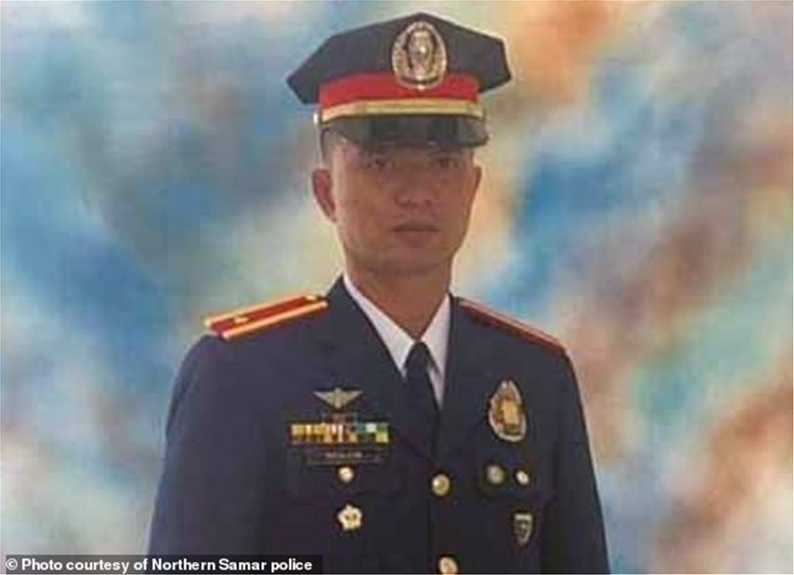 Philippines: Đang truy bắt tội phạm, cảnh sát bị gà chọi cựa bịt sắt đá tử vong - 1