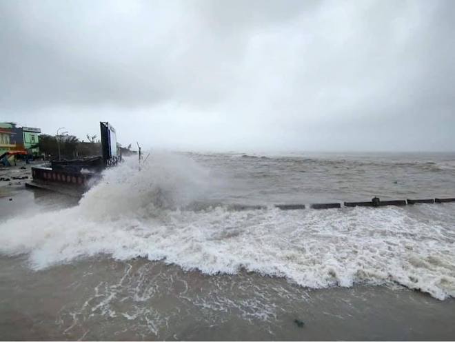 Quảng Ngãi: Cảnh tan hoang ở huyện đảo Lý Sơn sau khi bão số 9 càn quét - 11