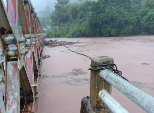 Clip: Kinh hoàng lũ cuốn trôi cầu, 1.500 người dân bị cô lập - 2